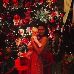 Hilaria Thomas y Carmen Gabriela celebrando la Navidad en Hawaii