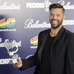 Ricky Martin con su galardón en los Premios 40 Principales 2013