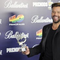 Ricky Martin con su galardón en los Premios 40 Principales 2013