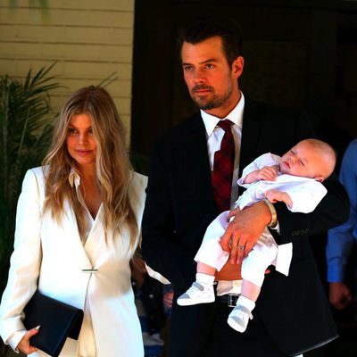 Fergie y Josh Duhamel con su hijo Axl Jack en su bautizo