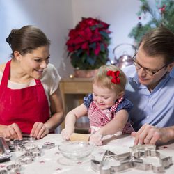 Victoria y Daniel de Suecia hacen galletas de Navidad con la Princesa Estela