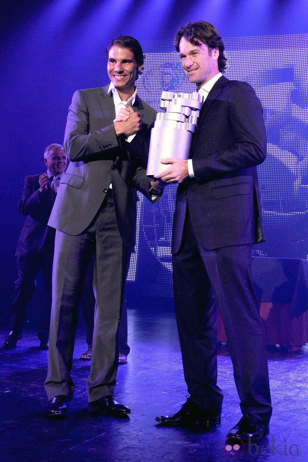 Rafa Nadal entrega a Carlos Moyá el Premio Juan Antonio Samaranch