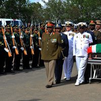 Militares trasladan el ataúd de Nelson Mandela en Qunu