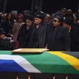 La viuda de Nelson Mandela, Graça Machel, y su ex mujer, Winnie, durante su funeral en Qunu