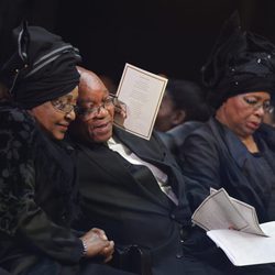 Winnie, Jacob Zuma y Graça Machel durante el funeral de Nelson Mandela en Qunu