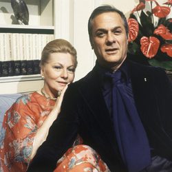 Joan Fontaine y Tony Curtis en 1978