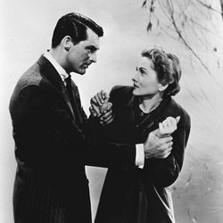 Joan Fontaine junto a Cary Grant en 'Sospecha'