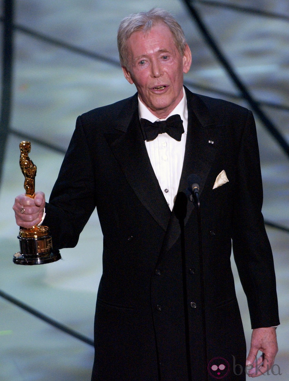 Peter O'Toole con su Oscar honorífico en 2003