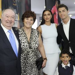 Cristiano Ronaldo, Irina Shayk, Dolores Aveiro y el pequeño Cristiano en la inauguración del Museo Cristiano Ronaldo en Fuchal