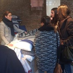 Raquel Sánchez Silva vende telas en el Mercado de Motores de Madrid