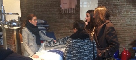 Raquel Sánchez Silva vende telas en el Mercado de Motores de Madrid