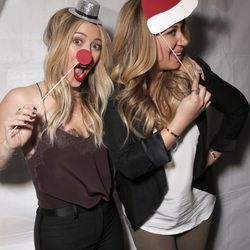 Hilary Duff y Haylie Duff, posan divertidas en un acto benéfico organizado por la asociación Chrysalis