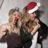 Hilary Duff y Haylie Duff, posan divertidas en un acto benéfico organizado por la asociación Chrysalis