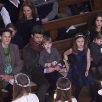 Federico y Mary de Dinamarca y sus hijos en un concierto de Navidad