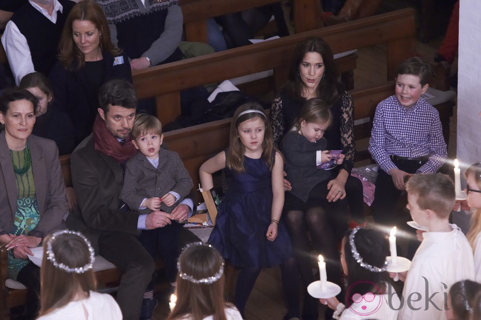 Federico y Mary de Dinamarca y sus hijos en un concierto de Navidad