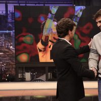 Pablo Motos saluda a Iker Casillas en 'El Hormiguero'