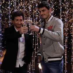 Iker Casillas y Pablo Motos brindando en 'El Hormiguero'