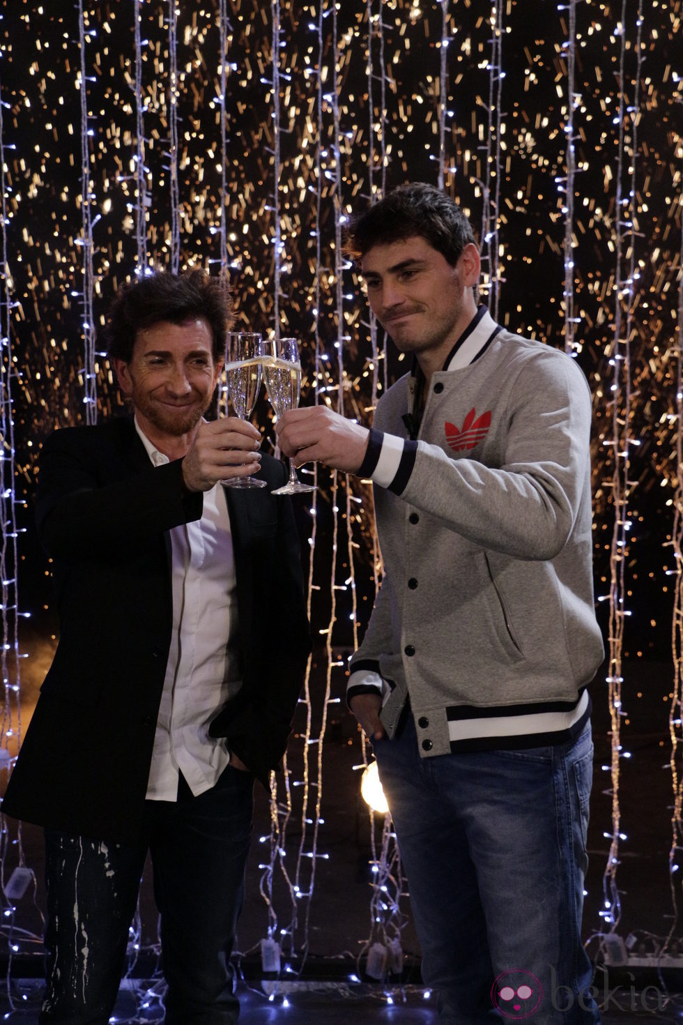 Iker Casillas y Pablo Motos brindando en 'El Hormiguero'