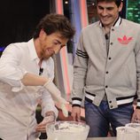 Pablo Motos e Iker Casillas cocinando en 'El Hormiguero'