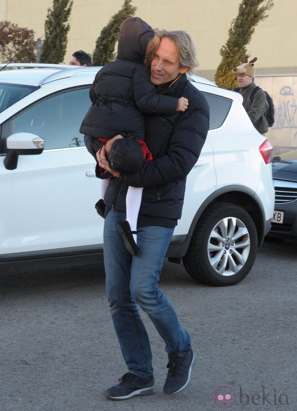 Marco Vricella lleva a su hija Laura a la función escolar navideña