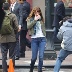 Dakota Johnson se aleja triste después del encuentro con Jamie Dornan en el rodaje de 'Cincuenta sombras de Grey' en Vancouver