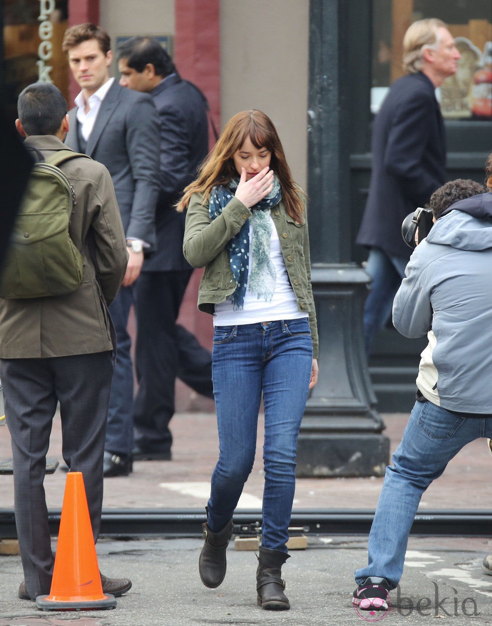 Dakota Johnson se aleja triste después del encuentro con Jamie Dornan en el rodaje de 'Cincuenta sombras de Grey' en Vancouver