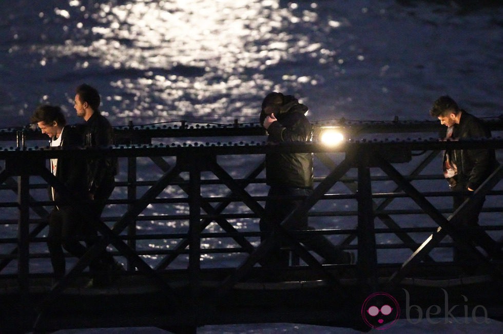 One Direction sobre el Puente de la Torre de Londres en el rodaje de su último videoclip