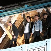 One Direction, sin miedo a las alturas, sobre el Puente de la Torre de Londres en el rodaje de su último videoclip
