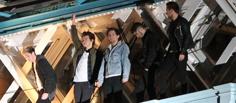 One Direction, sin miedo a las alturas, sobre el Puente de la Torre de Londres en el rodaje de su último videoclip