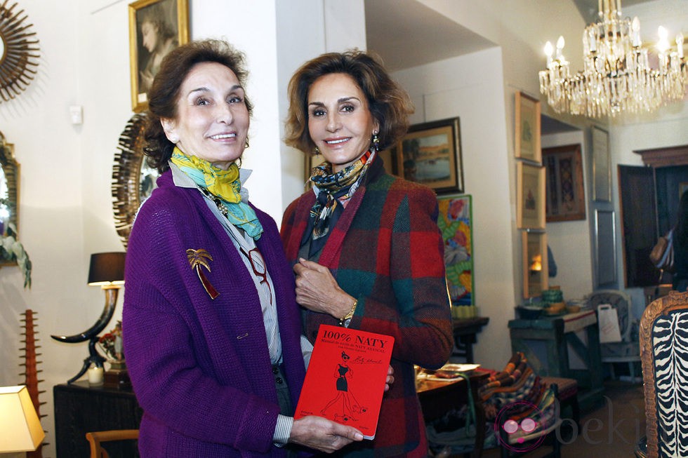 Naty Abascal y su hermana Ana María en el acto de presentación del libro '100% Naty'