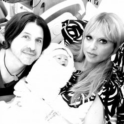Rachel Zoe y Rodger Berman posan junto a su segundo hijo Kaius Jagger