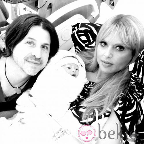 Rachel Zoe y Rodger Berman posan junto a su segundo hijo Kaius Jagger