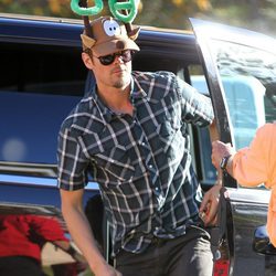 Josh Duhamel con una gorra de cuernos de reno el Día de Navidad