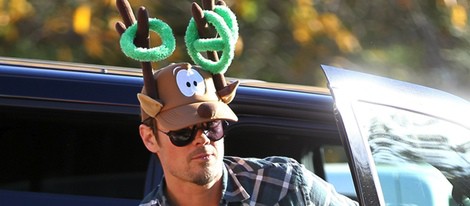 Josh Duhamel con una gorra de cuernos de reno el Día de Navidad