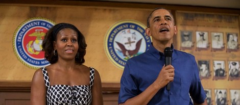 Barack y Michelle Obama visitan la Base Militar de Hawaii el Día de Navidad