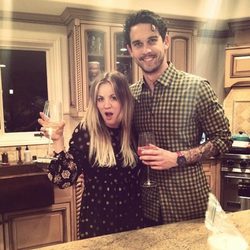 Kaley Cuoco y Ryan Sweeting brindan por su primera Navidad juntos