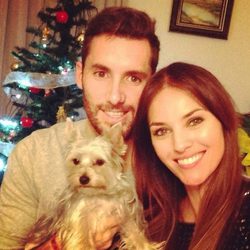 Helen Lindes y Rudy Fernández felicitan la Navidad con su perrita Bella