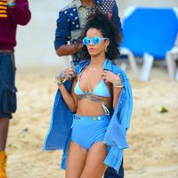 Rihanna pasea por la playa en sus vacaciones navideñas en Barbados