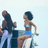 Rihanna disfruta de un paseo en barco en sus vacaciones en Barbados