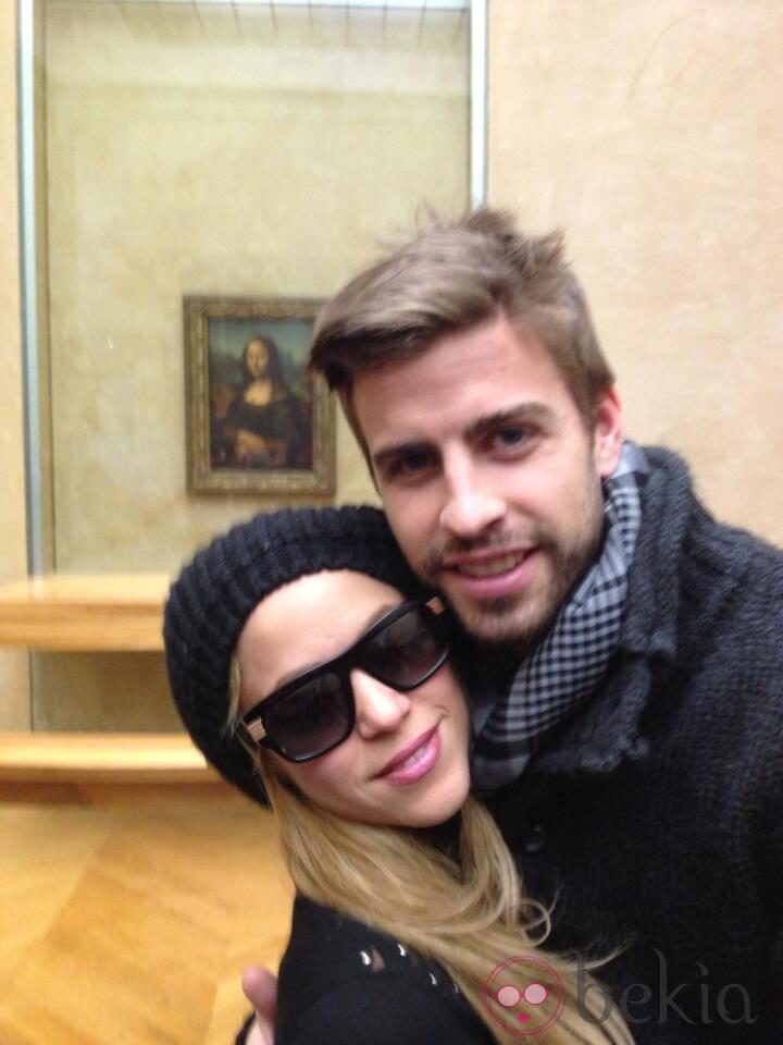 Shakira y Gerard Piqué junto a 'La Mona Lisa' en el Museo del Louvre