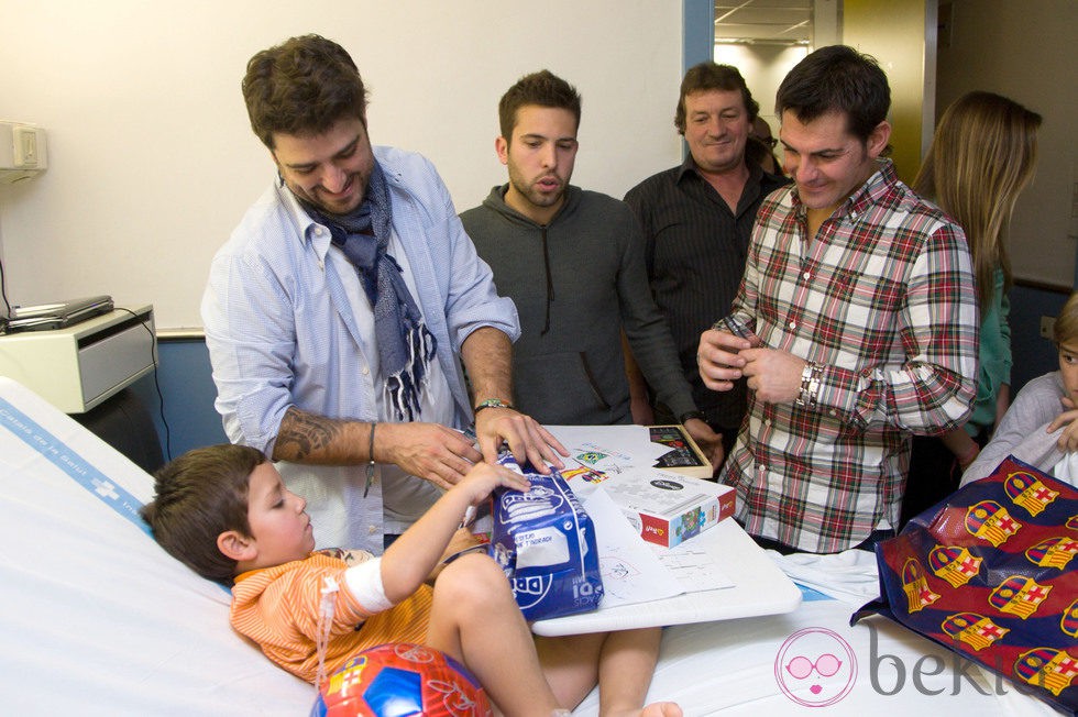 Jordi Alba, Antonio Orozco y Rubén Marín reparten regalos a los niños en el Hospital Joan XIII de Tarragona