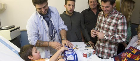 Jordi Alba, Antonio Orozco y Rubén Marín reparten regalos a los niños en el Hospital Joan XIII de Tarragona