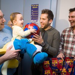 Jordi Alba y Rubén Marín repartiendo regalos a los niños en el Hospital Joan XXIII de Tarragona