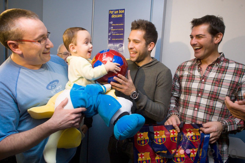 Jordi Alba y Rubén Marín repartiendo regalos a los niños en el Hospital Joan XXIII de Tarragona