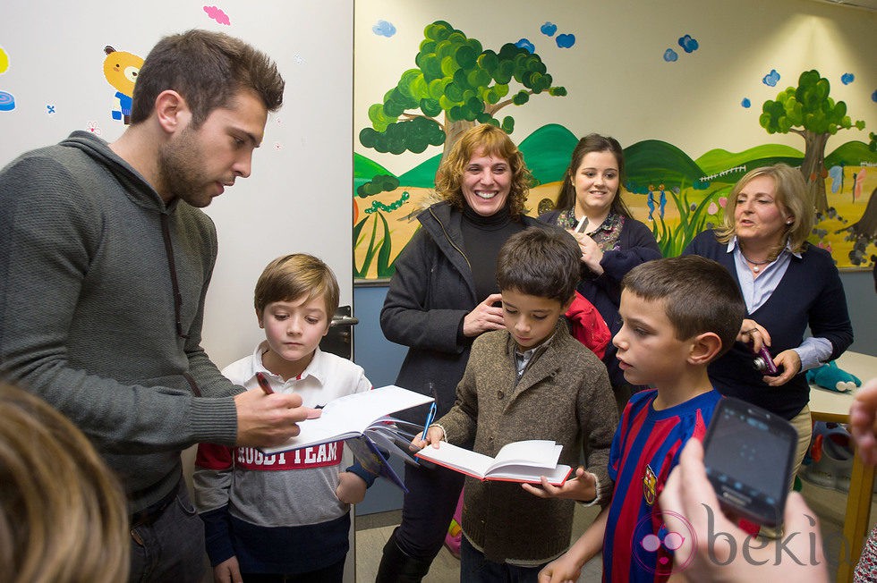 Jordi Alba repartiendo regalos a los niños en el Hospital Joan XXIII de Tarragona