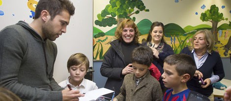 Jordi Alba repartiendo regalos a los niños en el Hospital Joan XXIII de Tarragona