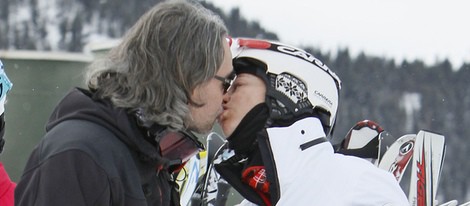 Belén Rueda y su novio se dan un beso durante sus vacaciones invernales en Baqueira Beret
