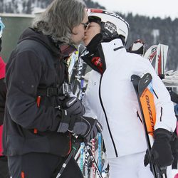 Belén Rueda y su novio se dan un beso durante sus vacaciones invernales en Baqueira Beret