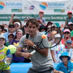 Roger Federer enseña a los niños los secretos del tenis durante el "Día de los Niños" del Torneo Internacional de Brisbane, Australia.