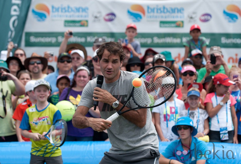 Roger Federer enseña a los niños los secretos del tenis durante el 